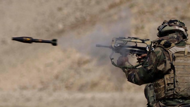 Soldado francês treina com míssil de granada em Surobi, no Afeganistão