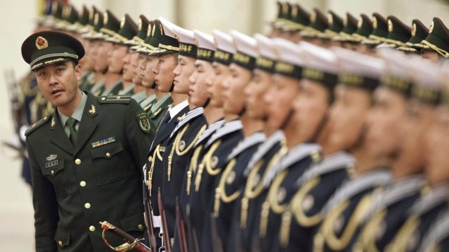 Soldado da guarda de honra do Exército pela Liberação do Povo Chinês durante preparação para cerimônia da chegada do presidente polonês, Bronislaw Komorowski, em Pequim, China