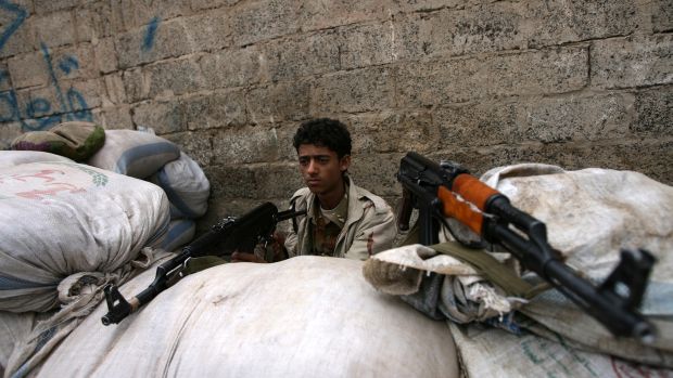 Soldado iemenita segura arma em Sanaa. Em três dias de embates, ao menos 30 pessoas já morreram