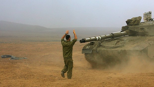 Soldado israelense guiava tanque na Faixa de Gaza, em 2005