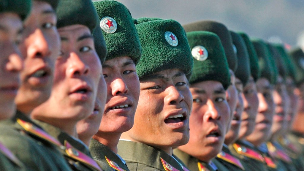 Soldado chora durante parada militar em comemoração ao aniversário de nascimento do líder falecido Kim Jong-Il em Pyongyang, Coreia do Norte
