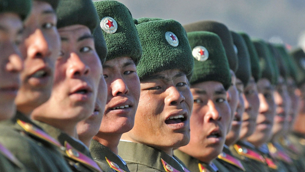 Soldado chora durante parada militar em comemoração ao aniversário de nascimento do líder falecido Kim Jong-Il em Pyongyang, Coreia do Norte