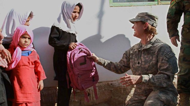 Soldados americanos distribuem material escolar para crianças afegãs em Herat