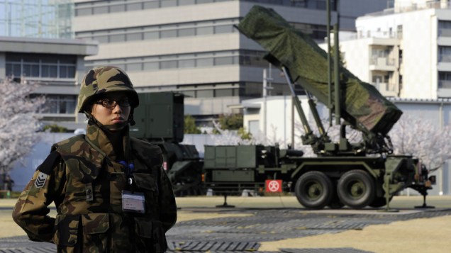 No Japão, soldado vigia baterias de mísseis no centro de Tóquio