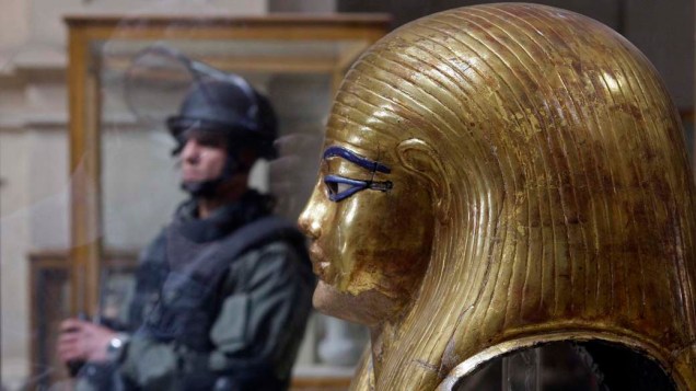 Membro da polícia especial vigia o Museu Egípcio no centro do Cairo