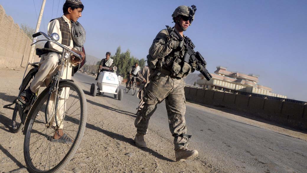 Soldado americano patrulha as ruas de Kandahar, no Afeganistão
