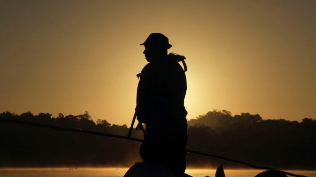 Na Guiana Francesa, soldado patrulha o rio Maroni, na tentativa de parar garimpeiros do Brasil e Suriname