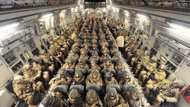 Soldados americanos em voo a caminho do Afeganistão
