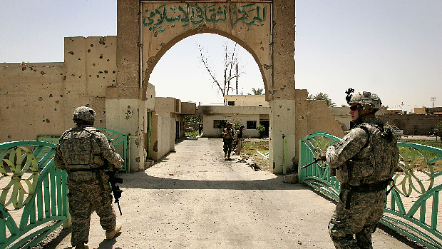 Soldados americanos vasculham Bagdá a procura de armamento inimigo