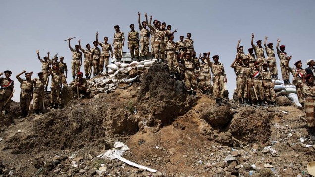 Em Sanaa, Iêmen, soldados que se uniram aos manifestantes anti-regime protestam contra o governo de Ali Abdullah Saleh