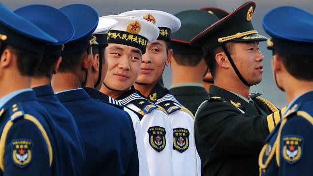 Membros da guarda de honra chinesa esperam pela chegada do presidente da Rússia, Vladimir Putin, ao Aeroporto Internacional de Pequim, na China