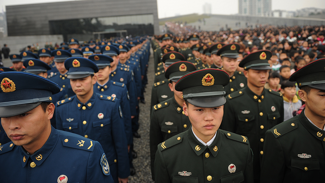 Soldados chineses durante cerimonia em homenagem à morte de 300 mil pessoas, em Nanquim, na China