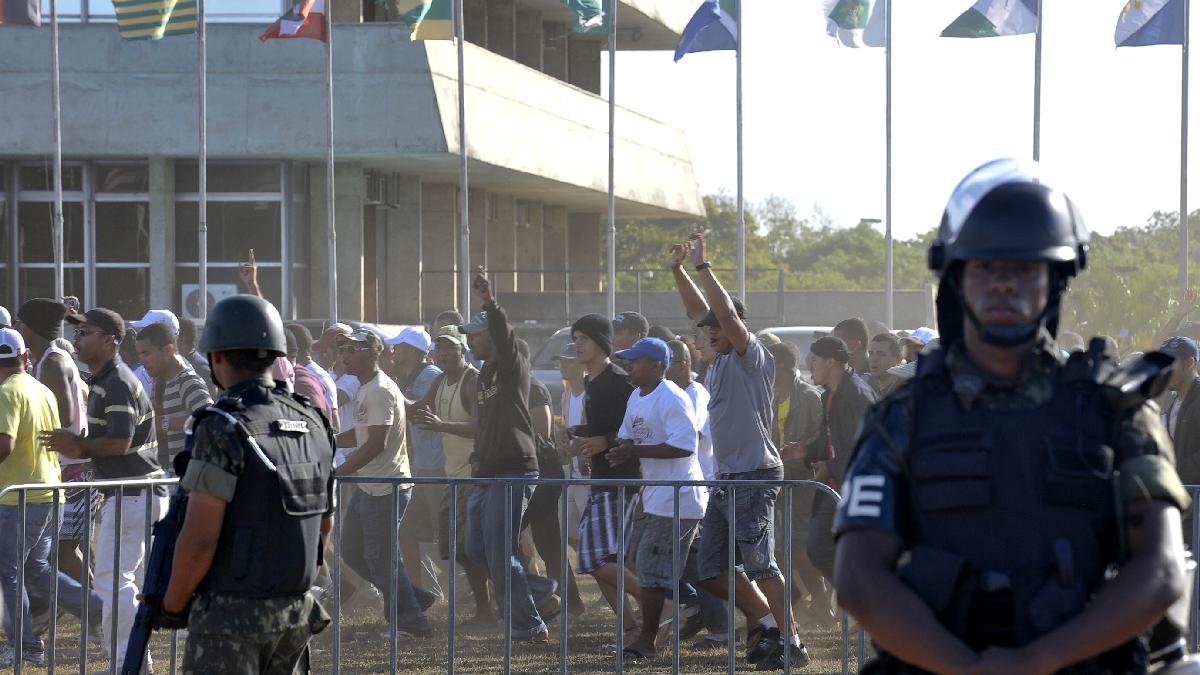 Soldados do Exército observam manifetação de policiais militares em greve que desde a semana passada ocupam a Assembleia Legislativa do estado