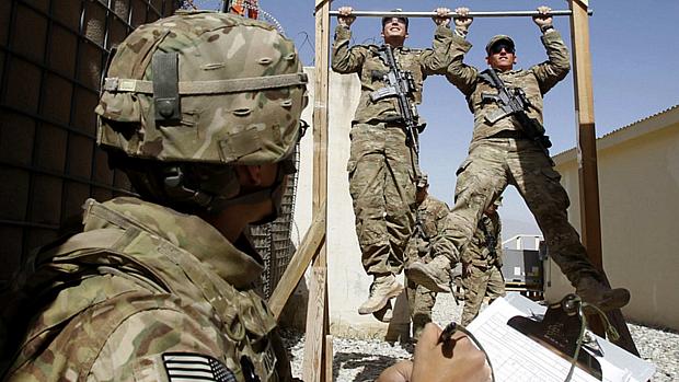 Soldados americanos fazem treinamento físico na base de Nangarhar, no Afeganistão