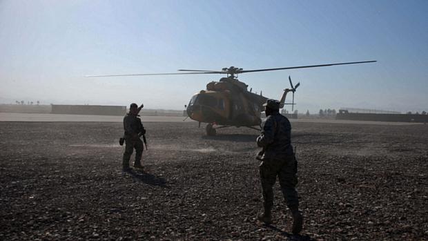 Soldados americanos observam local de uma explosão na província de Kandahar
