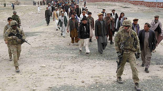 Soldados americanos vigiam talibãs que querem se reconciliar com governo afegão