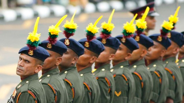 Soldados participam das comemorações do 63° aniversário de independência do Sri Lanka na cidade de Kataragama