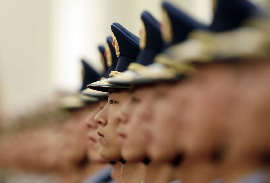 Em Pequim, na China, soldados da força aérea em cerimônia de recepção do primeiro ministro do Camboja, Hun Sem