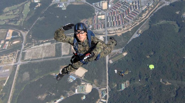 Em Gyeryong, soldados das forças especiais sul-coreanas ensaiam saltos para o Dia das Forças Armadas, que será comemorado no 1º de outubro