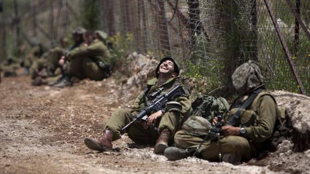 Soldados israelenses descansam na fronteira entre as Colinas Golã e a Síria. Após o conflito que deixou cerca de 10 mortos em maio, o governo de Israel fortaleceu a segurança na região