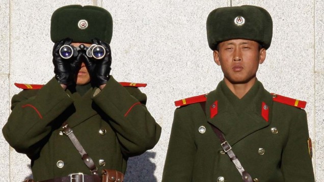 Soldados norte-coreanos vigiam fronteira com a Coreia do Sul na cidade de Panmunjom