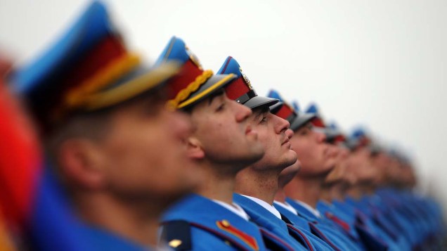 Na Sérvia, soldados fazem guarda ao Monumento do Soldado Desconhecido em Mount Avala, como parte da celebração do aniversário de criação do Estado Sérvio