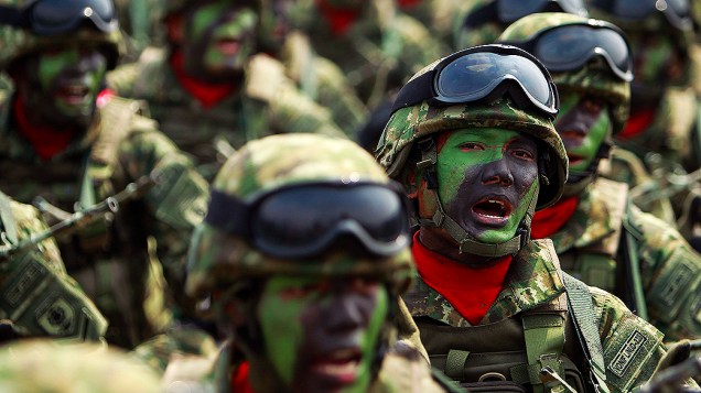 Soldados cantam durante cerimônia de comemoração pelo 67º aniversário do Exército indonésio