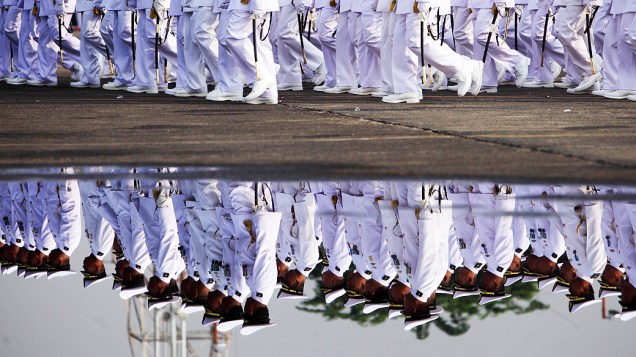 Soldados marcham durante comemoração ao 67° aniversário das Forças Armadas da Indonésia