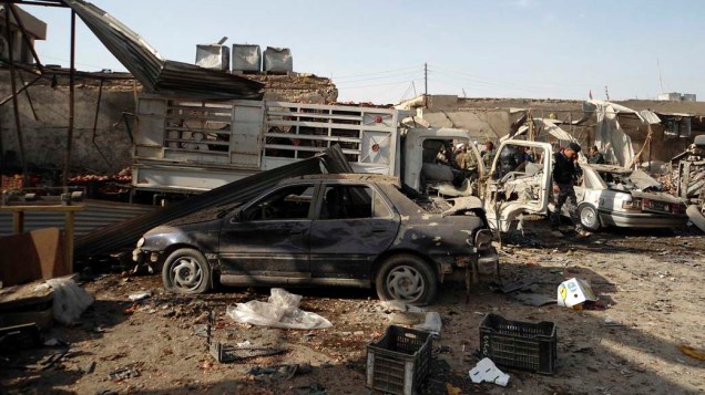 Soldados iraquianos inspecionam mercado em que ocorreu a explosão de um carro bomba que matou 10 pessoas na cidade de Khalis, Iraque