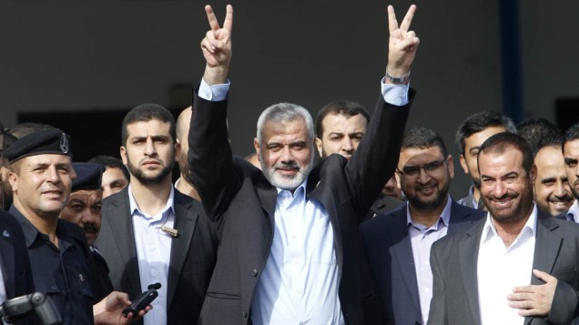 O líder do Hamas, Ismail Haniya, comemora a libertação de prisioneiros palestinos