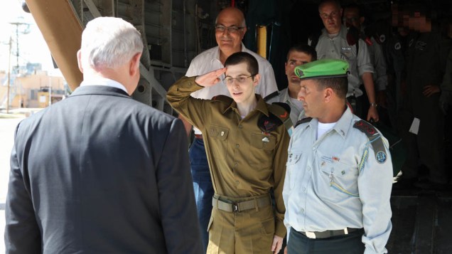 Gilad Shalit faz continência ao encontrar o premiê israelense