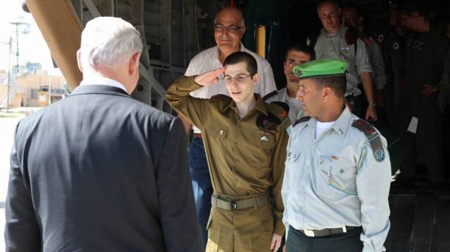 Gilad Shalit faz continência ao encontrar o premiê israelense. O soldado israelense Gilad Shalit ficou em poder do grupo Hamas por mais de cinco anos na Faixa de Gaza