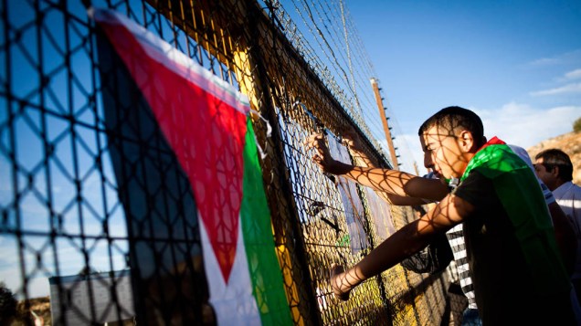 Palestino aguarda a libertação de prisioneiros em Ramallah, capital palestina