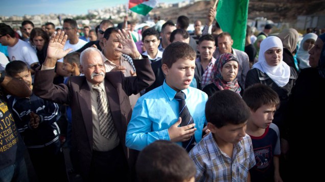 Palestinos aguardam a libertação de prisioneiros em Ramallah, capital palestina