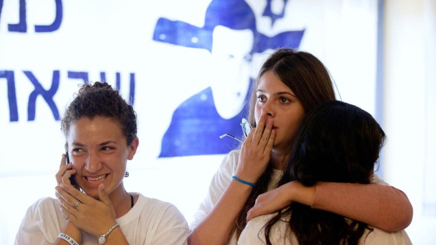 Israelenses assistem as primeiras imagens do soldado Gilad Shalit, após a sua libertação em Israel