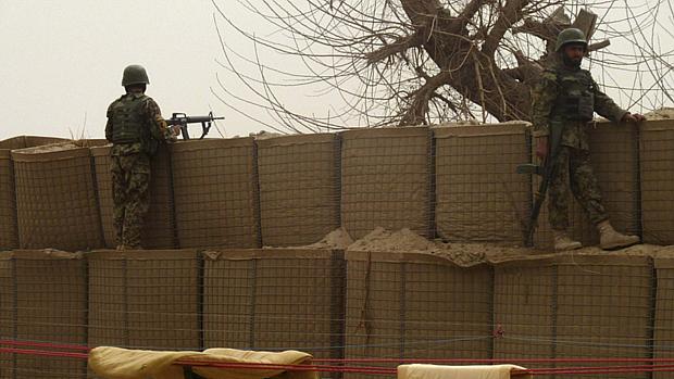 Soldados vigiam base americana de Kandahar, no Afeganistão