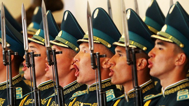 Guardas de honra do Cazaquistão saúda o primeiro-ministro turco Recep Tayyip Erdogan durante uma cerimónia oficial de boas-vindas na capital de Astana