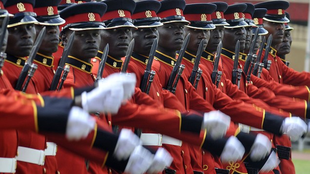 Soldados do exército queniano desfilam em comemoração dos 49 anos de governo próprio, em Nairobi Soldados do exército queniano desfilam em comemoração dos 49 anos de governo próprio, em Nairobi