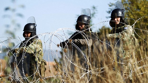 Soldados da força kosovar guardam a fronteira com a Sérvia