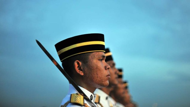 Soldados na recepção do Primeiro Ministro indiano Manmohan Singh em Kuala Lumpur, Malásia