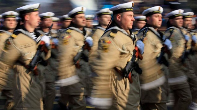 Soldados marcham em parada militar em comemoração ao Dia Nacional da Romênia, na capital Bucareste