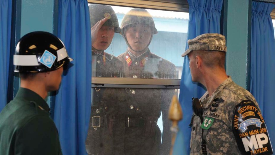 Em Panmunjom, região que separa as duas Coreias, soldados americano e sul-coreano observam dois soldados norte-coreanos, no UN Command Military Armistice Commission