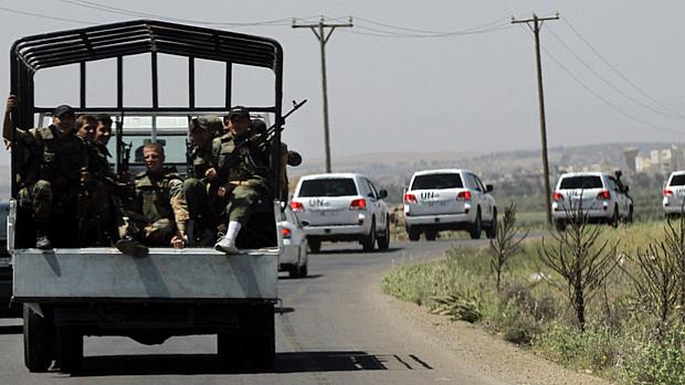 Soldados sírios escoltam observadores da ONU em estrada de Deraa