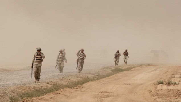 Em Bagdá, soldados iraquianos caminham durante a operação “Salto do Leão”. O exercício, em parceria com os Estados Unidos, é uma demonstração da capacidade do exército iraquiano de manter a estabilidade na região