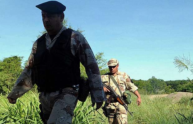 Soldados paraguaios realizam buscas em região dominada por narcotraficantes