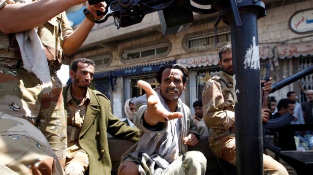 Soldados desertores prendem um defensor do presidente iemenita Ali Abdullah Saleh em Sanaa, Iêmen