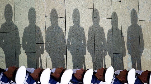 Soldados alemães aguardam a chegada do presidente russo, Vladmir Putin em Berlim, Alemanha Soldados alemães aguardam a chegada do presidente russo, Vladmir Putin em Berlim, Alemanha