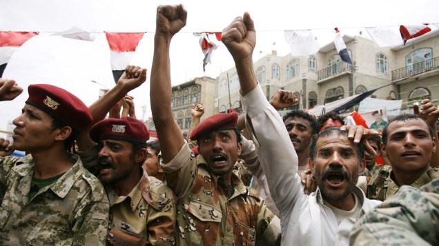 Em Sanaa, Iêmen, soldados dissidentes protestam contra o governo
