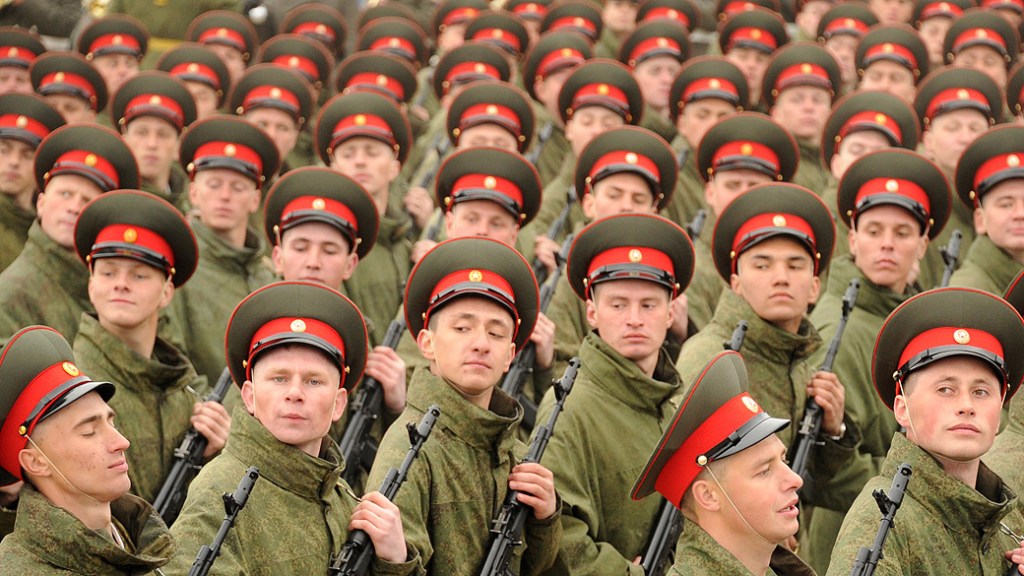 Soldados russos marchando durante um ensaio da parada do dia da vitória, nos arredores de Moscou