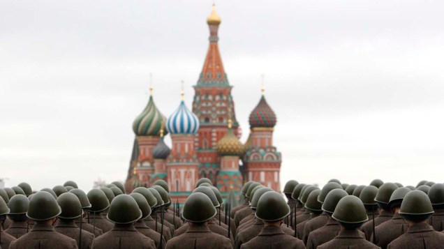 Soldados russos com uniforme histórico participam de parada militar na Praça Vermelha em Moscou, Rússia
